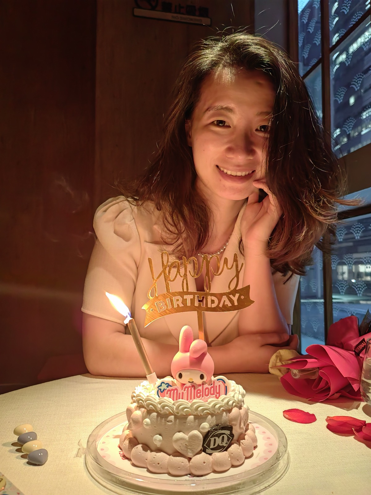 生日蛋糕前的微笑