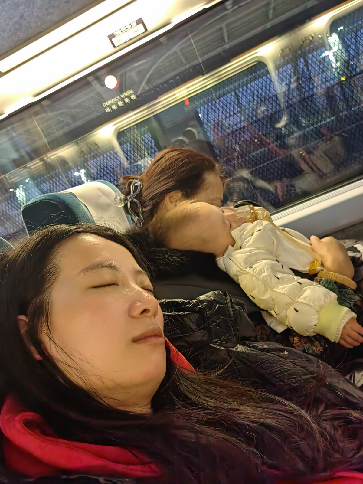 一一抱着宝宝在地铁站微笑
